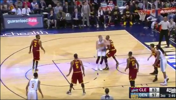 ВИДЕО: Јокићу ни Леброн ништа не може