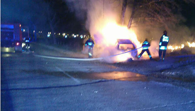 УЖАС КОД АЕРОДРОМА: Аутомобил ударио у дрво и запалио се, возач погинуо 