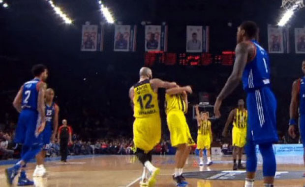 ФЕНЕРБАХЧЕ БАШ У МАЛЕРУ: Антић ударио Калинића (ВИДЕО)