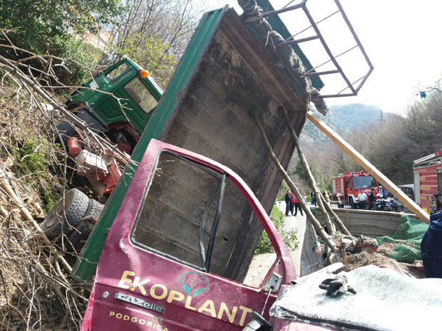 КАМИОН НАТОВАРЕН ПЕСКОМ СУРВАО СЕ НА КАМИОНЕТ: Возач погинуо, сувозач тешко повређен
