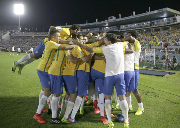 Бразил “демонтирао” Уругвај, Аргентина с пенала до три бода против Чилеа