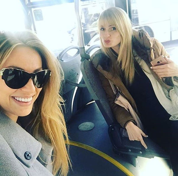 Рада Манојловић аутобусом кренула на наступ