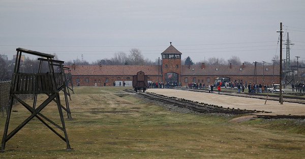 Ухапшени због перформанса испред логора, из Аушвица осуда