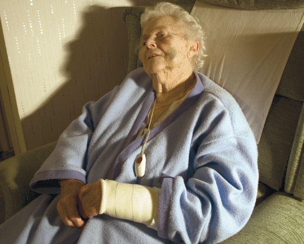 Напао баку и нанео јој тешке телесне повреде