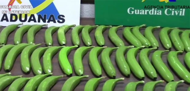 ОПАСНЕ БАНАНЕ: Полиција пронашла дрогу у вештачком воћу (ВИДЕО)