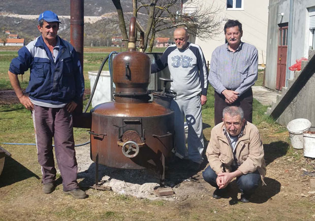 Наздрављају крај казана