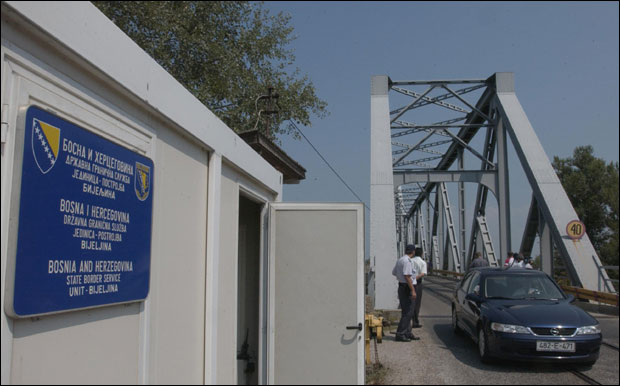 Оставила децу и побегла