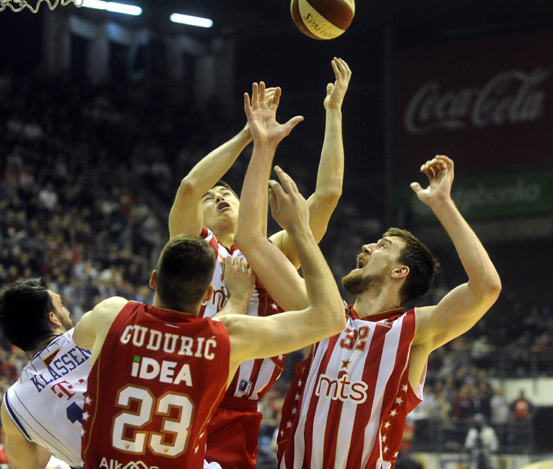 ЦРВЕНО-БЕЛИ ИМАЈУ МЕЧ ЛОПТУ У ПОДГОРИЦИ: Звезда за пречицу до финала