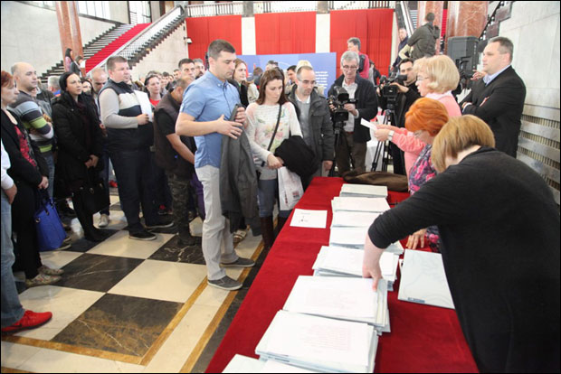 Шанса за 77 парова
