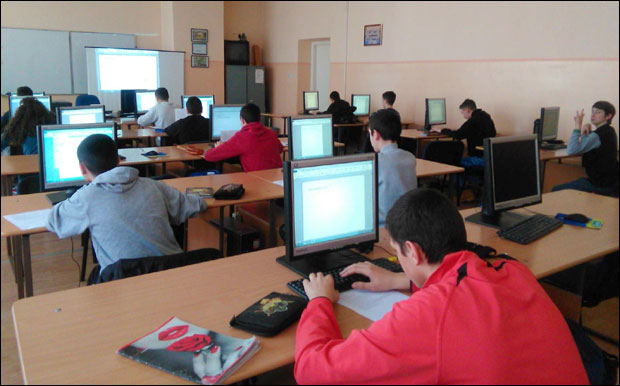 Туча због чоколаде: Један дечак умало ослепео, други задобио хематом на тестисима 