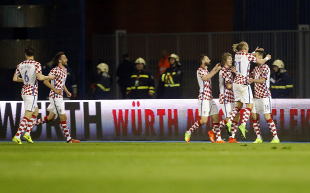 Хрвати спречили хулигане да их брукају: Убачени зауставили узвике “За дом спремни”