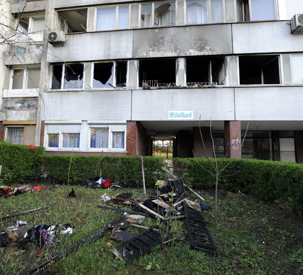 Пламен прогутао стан у Устаничкој 