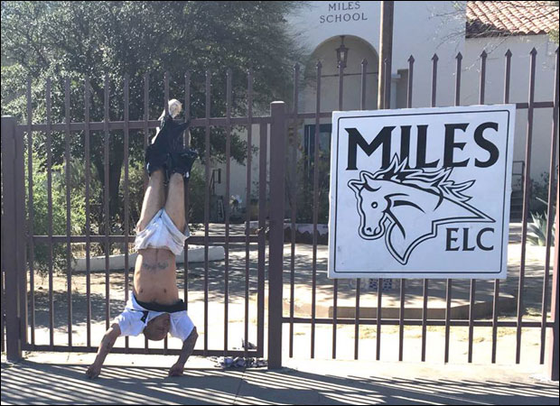 ФОТО: Покушао да побегне после пљачке, завршио на огради школе