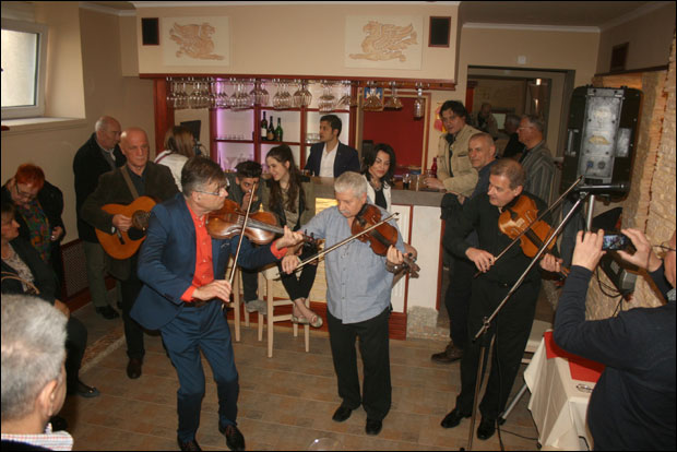 Трагом идола Царевца