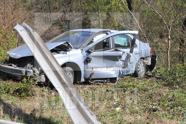 УДЕС КОД КРАЉЕВА: Погинуо возач реноа (ФОТО)
