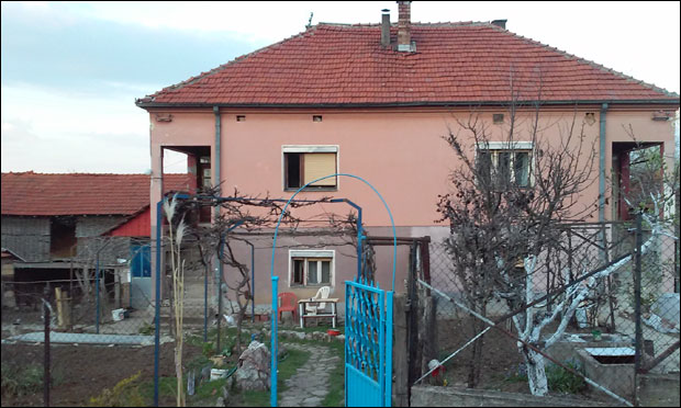 Стрицу смрскао главу због свађе око димњака!