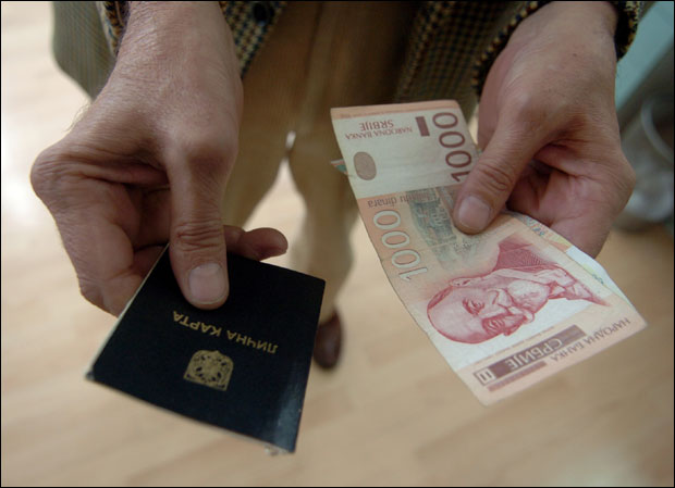 Пола пензионера без нове личне карте, пензија до краја априла и са старим документима