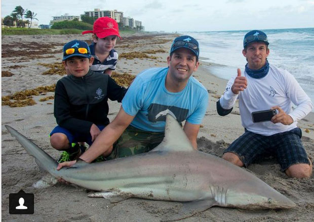 Трампов син упецао ајкулу па позирао са синовима