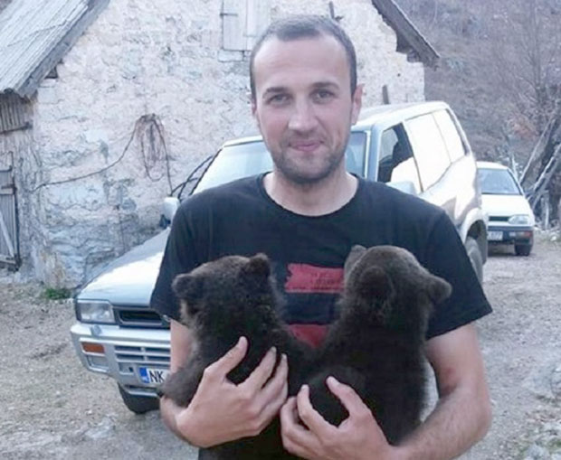 Пар мечића креће у школу опстанка