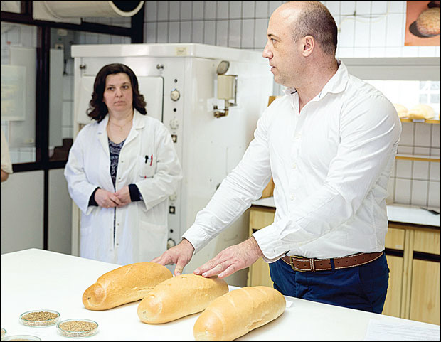 Црна векна пуна протеина