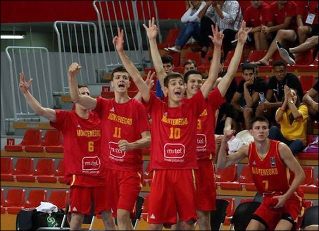 Навијачка групе „Црногорски југ”: Сметају им три прста!