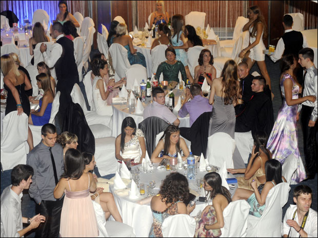 Ученик хтео да води баку на матурско вече, директор школе одбио