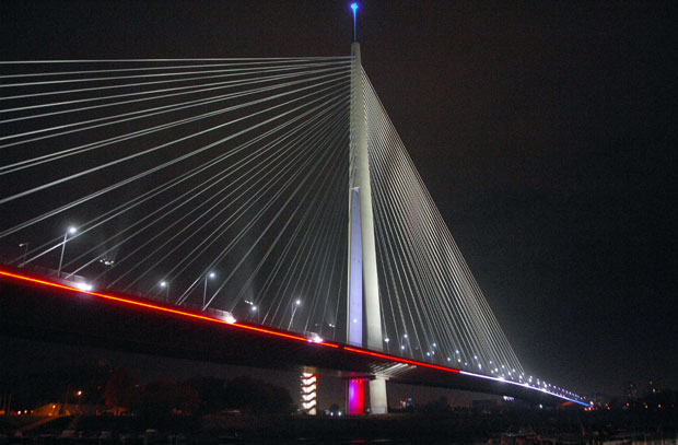 СОЛИДАРНОСТ СА РУСКИМ НАРОДОМ: Мост на Ади и Палата Албанија вечерас у бојама Русије