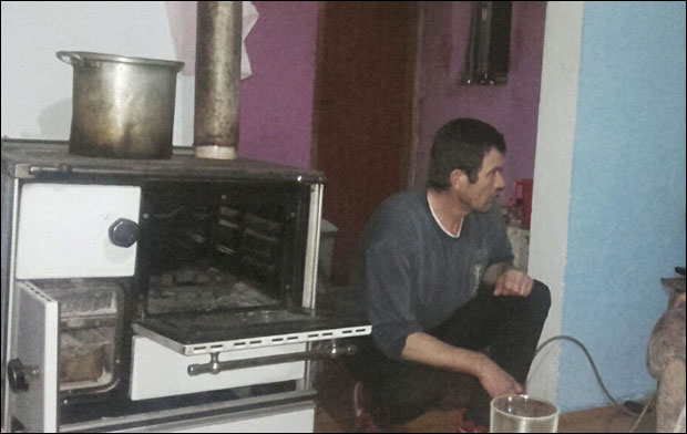 Никшић: Кућа пуна болести и немаштине