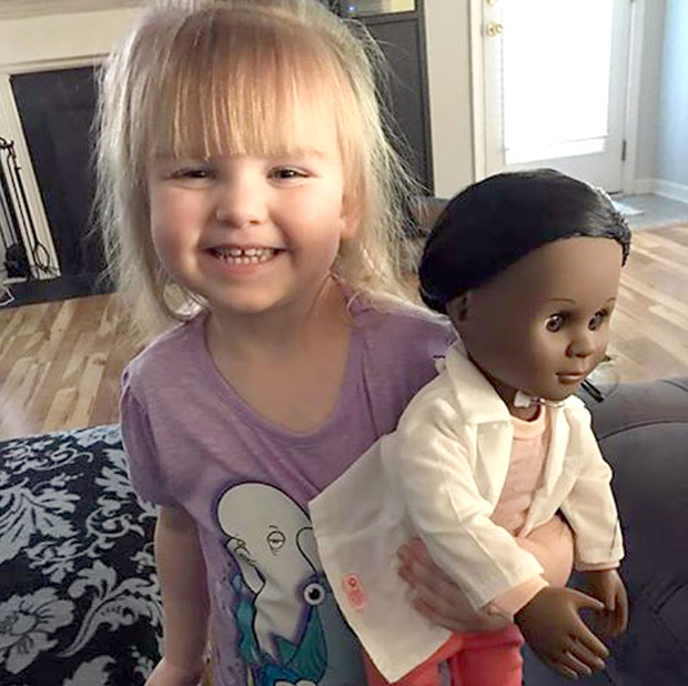 Девојчица одабрала лутку црнкињу, а продавачица је безуспешно убеђивала да узме неку другу