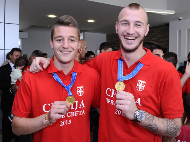 Дама се удвара Сергеју