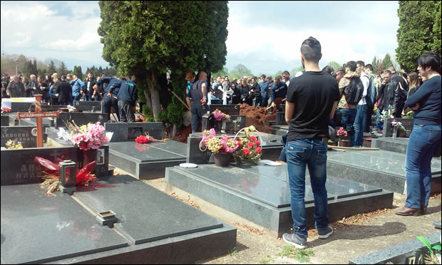 САХРАЊЕНИ НЕДА И МИЛАН ПАВЛОВИЋ: Ниш сузама и цвећем испратио близанце 