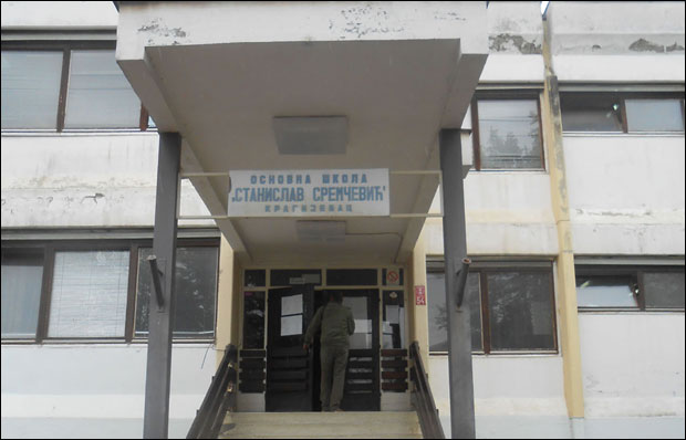 ИЖИВЉАВАЊЕ У ШКОЛИ: Један терорише, разред испашта