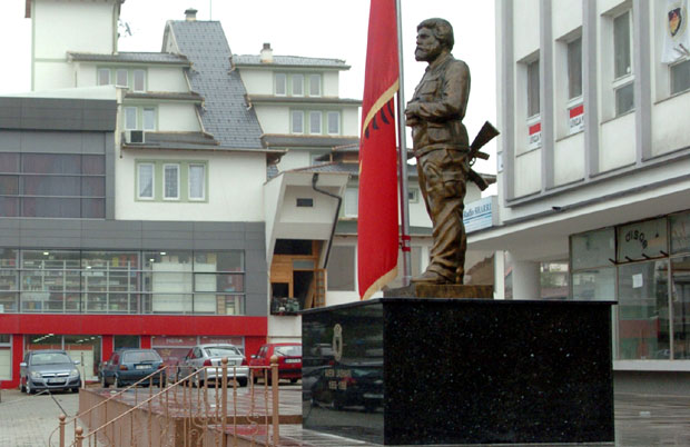 Никад више споменици Аћифу и ОВК