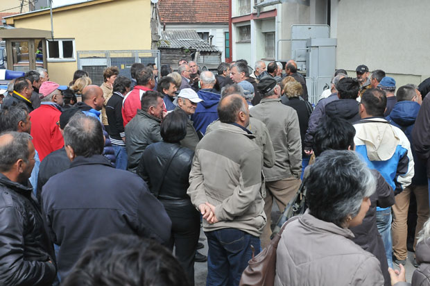 ПРОТЕСТ У КРАЉЕВУ: Шетњом до зарада