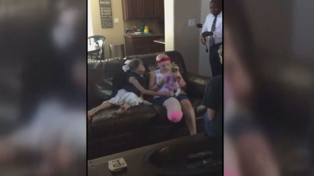 ВИДЕО: Девојчица остала без ноге, а сад је добила лутку која има протетички уд