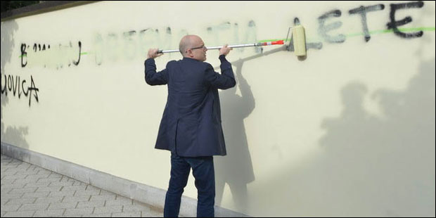 Вучевић четком против графита