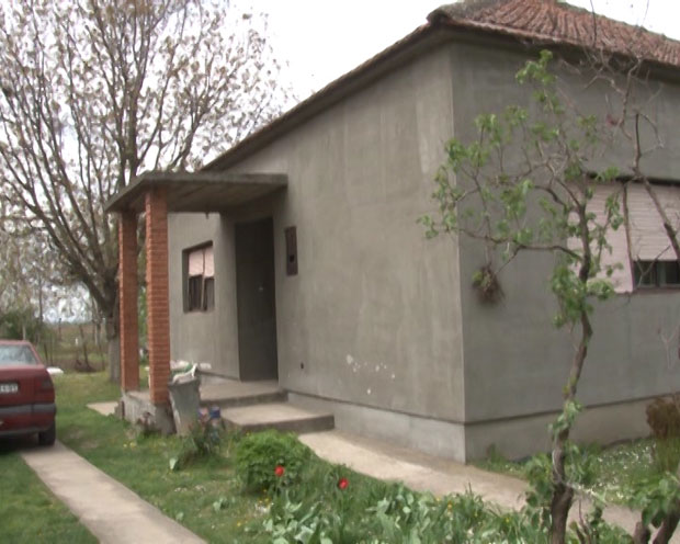 МИГРАНТ УЛЕТЕО СА СЕКИРОМ У КУЋУ: Мештани бесни, траже затварање прихватног центра