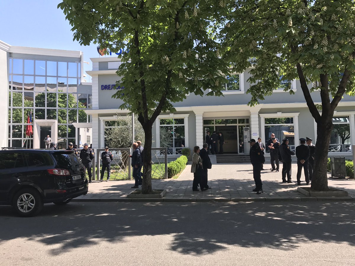 Тирана: Убили бившег заменика шефа полиције, побегли мотором