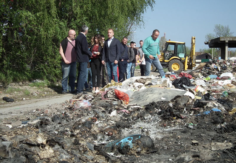 Почело уклањање дивље депоније на Темеринском путу