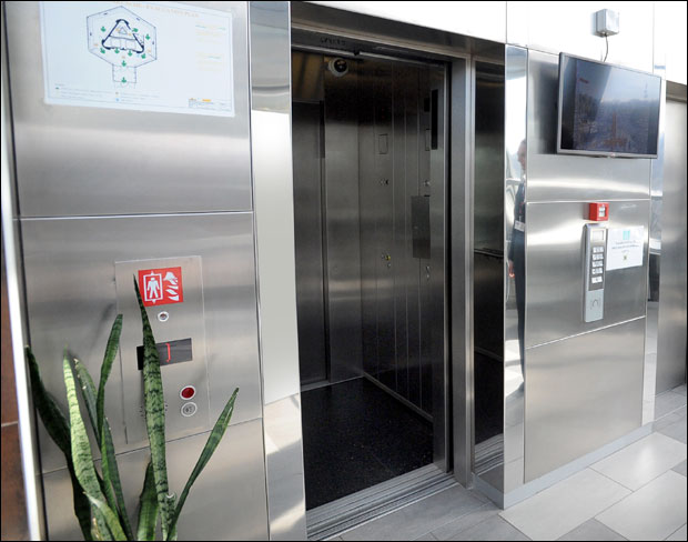 ПОРУКА У ХОТЕЛУ: Не играјте у лифту да се не бисте заглавили