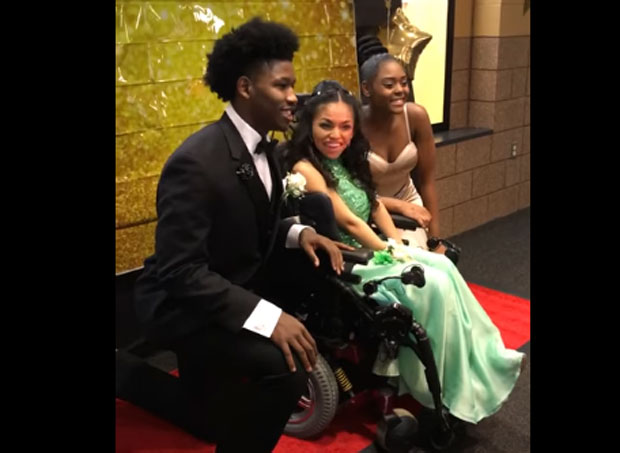 Младић повео парализовану другарицу на матурско вече (ВИДЕО)