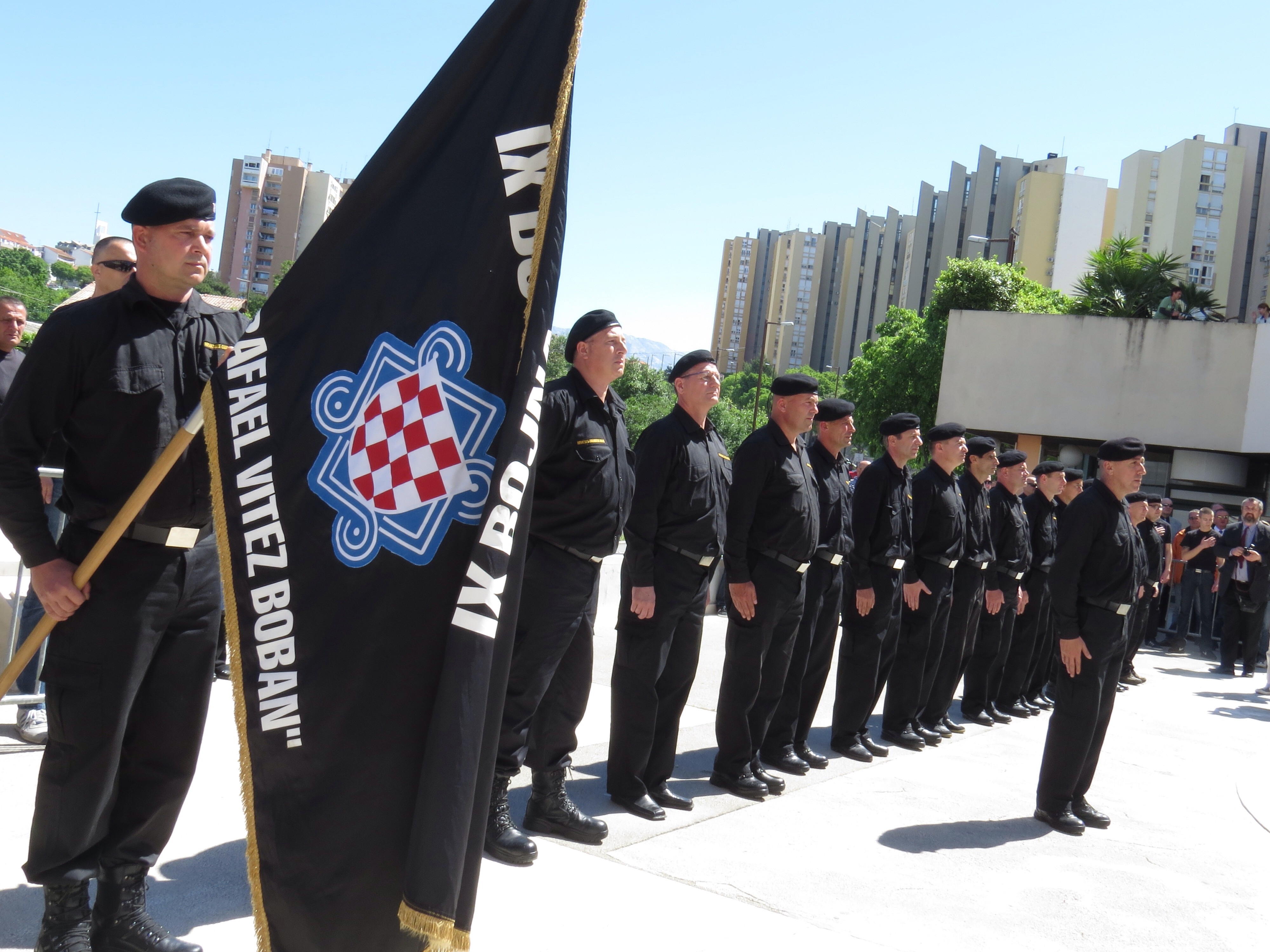 Припадници Хрватских одбрамбених снага узвикивали За дом спремни, полиција најавила истрагу