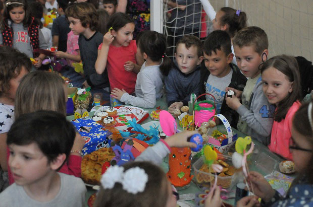 Продавали ускршња јаја, слаткише и украсе како би помогли вршњацима са Косова