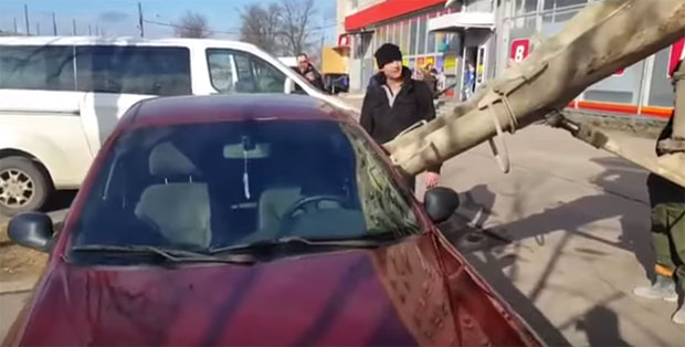 Муж јој напунио ауто бетоном јер је хтела да промени презиме (ВИДЕО)