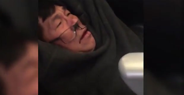 БРУКА: Полиција брутално избацила путника из летелице, иако је платио карту (ВИДЕО)
