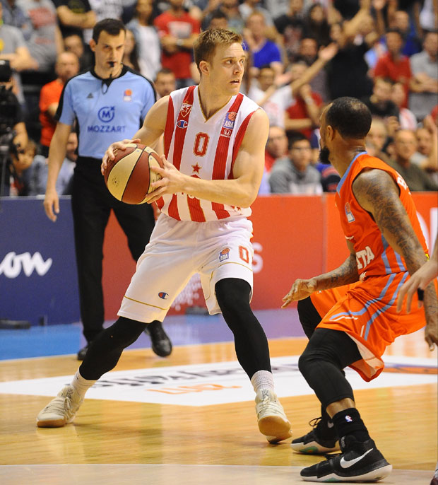 Звезда на прагу титуле