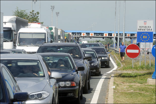 Теретњаци на Батровцима чекају око три сата