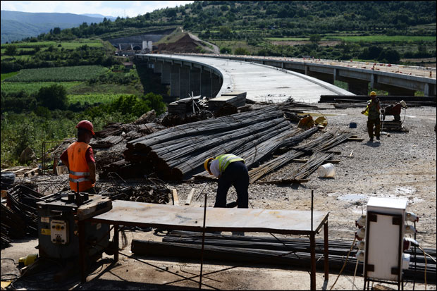 Пао потпорни зид код Предејана