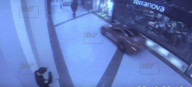 МОЖЕ МУ СЕ: Градоначелник дивљао фераријем у тржном центру (ВИДЕО) 