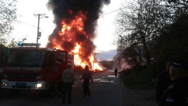 ВЕЛИКИ ПОЖАР У ГРДЕЛИЦИ: Запалили се дрвени прагови на железничкој станици, пламен висок 30 метара (ФОТО)